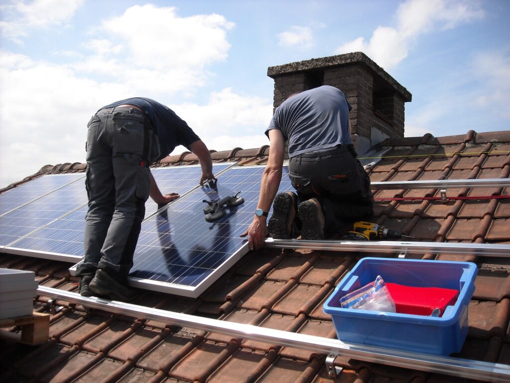 Des techniciens Pro Expert Solaire installent des panneaux solaires en surimposition