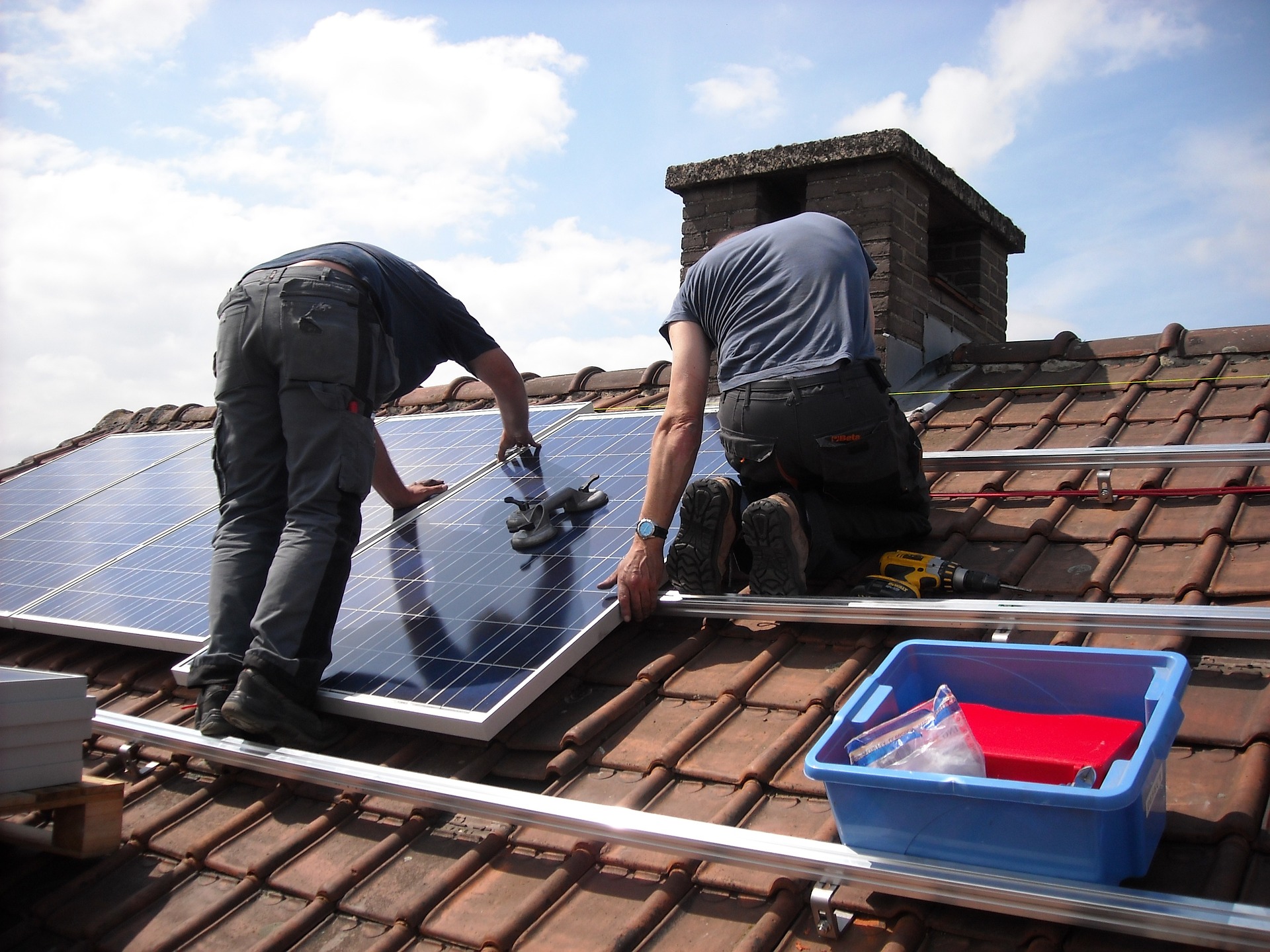 Installer des panneaux solaires sur une toiture en tuiles ?